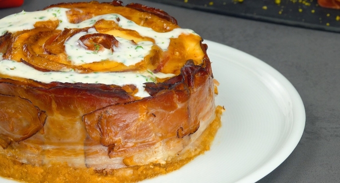 Lomo de cerdo en un pastel de espiral con queso y jamón
